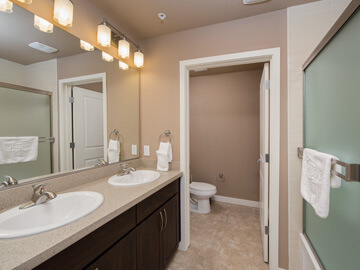phoenix condo rentals - vallencia master bathroom